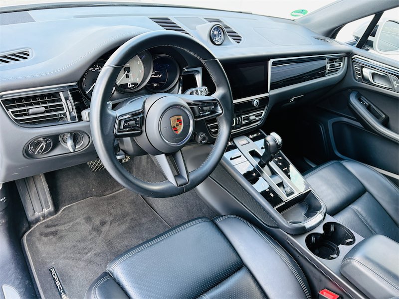 Cockpit eines SUV mit Blick auf Armaturenbrett und Frontscheibe