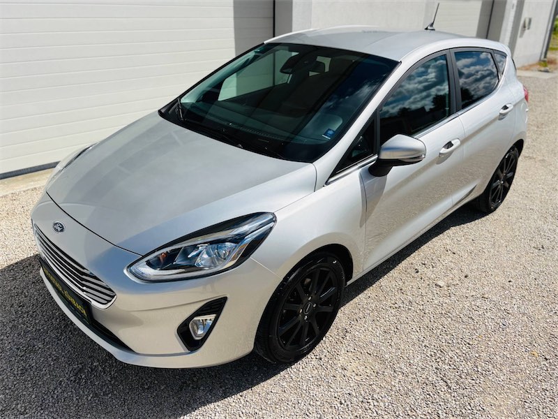 Silberner Ford Fiesta mit großer Windschutzscheibe