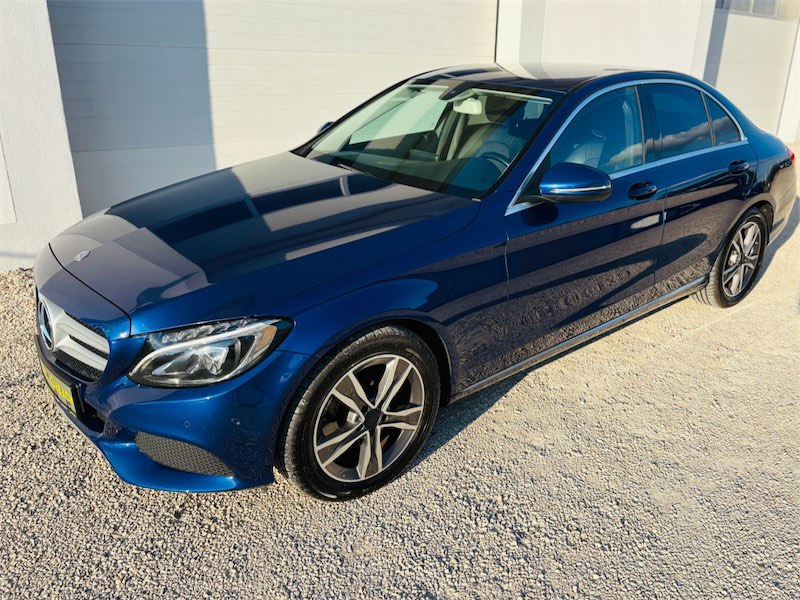Blaue Mercedes C-Klasse von vorne mit Blick auf die Frontscheibe