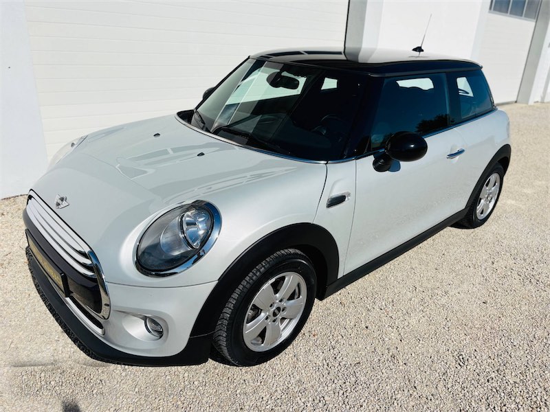 Weißer Mini mit schwarzem Dach und Windschutzscheibe