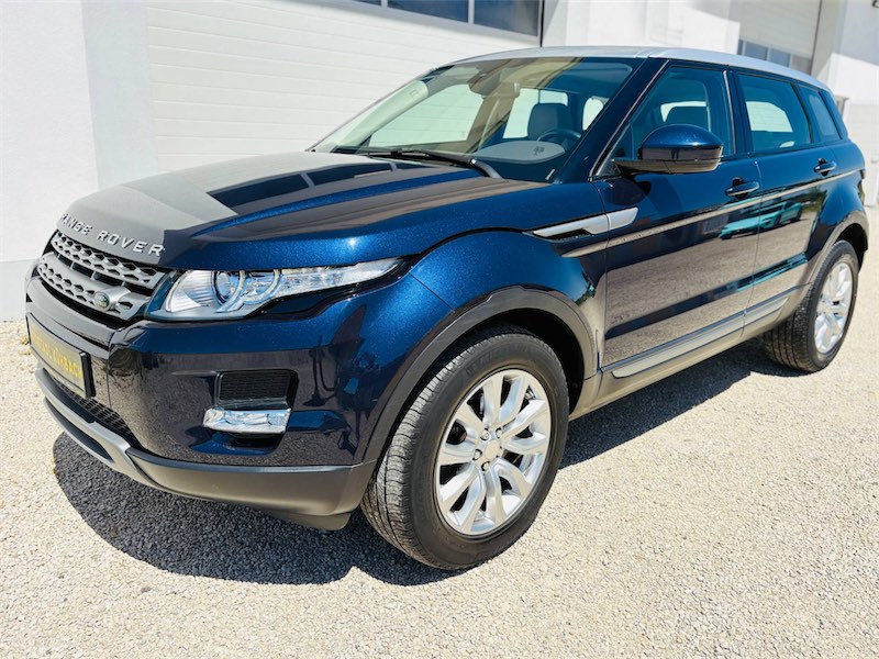 Dunkelblauer Range Rover Evoque mit großer Windschutzscheibe
