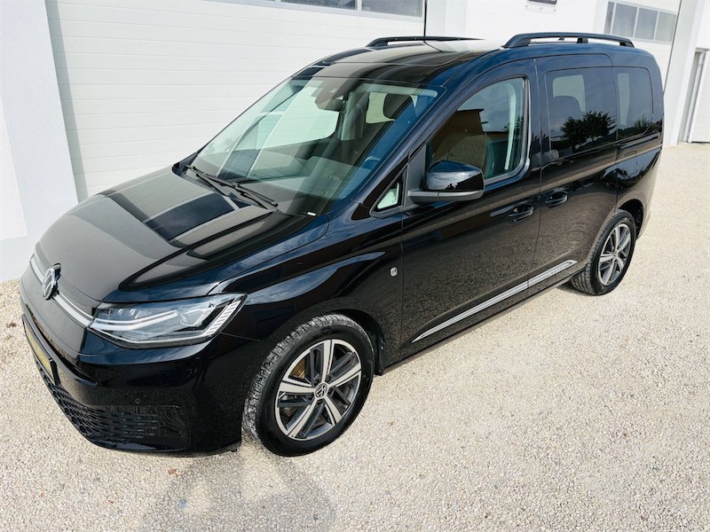 Schwarzer VW Caddy mit großer Windschutzscheibe